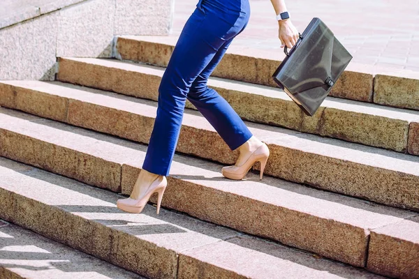 Ноги Бізнес Леді Йдуть Сходами — стокове фото