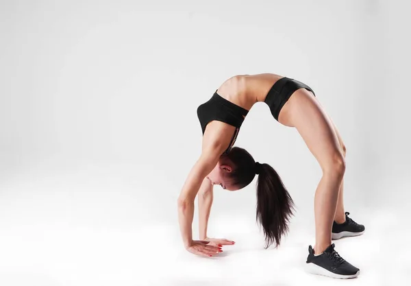 Mujer Fitness Haciendo Puente Gimnástico Yoga Esterilla Haciendo Ejercicios Estudio — Foto de Stock