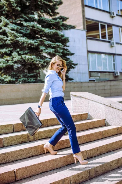 Jeune Belle Femme Affaires Marchant Dans Les Escaliers Avec Une — Photo