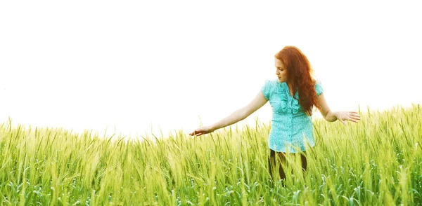 Roodharige Kaukasische Vrouw Wandelen Jonge Groene Tarweveld — Stockfoto