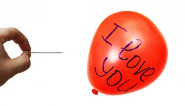 iğne kalp yakın tutan elini. Karakterlerine seni seviyorum! Kırmızı kalp balon. izole 