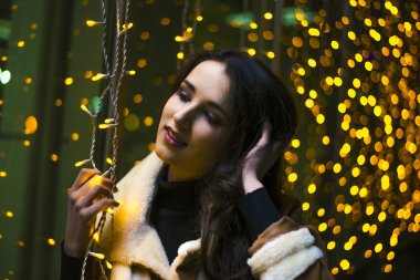 Şafak sokak gece city seyir güzel kız. Güzellik ve moda. şirin esmer kadın ceket zekâ beyaz kürk yaka giyiyor