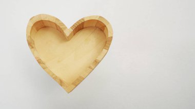 ahşap boş kalp kutusu gri arka plan. mutlu Sevgililer günü tatil. 