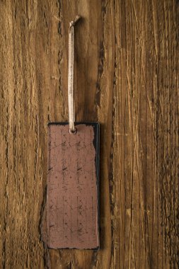 ahşap arka plan boş kağıt etiket.