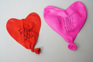 kaç kelime ile sönük balon: senden nefret ediyorum ve kağıt doku arka planda ben seni. iki lastik balonlar