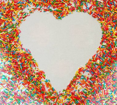 Renkli sprinkles şekilden kalp kapatmak kadar izole üzerinde beyaz arka plan