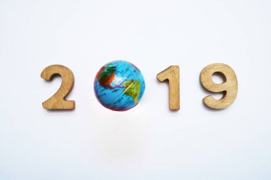 mutlu yeni yıl 2019 beyaz arka plan üzerinde izole yuvarlak dünya ile. Boş kopya alanı yazıt veya nesneler için.