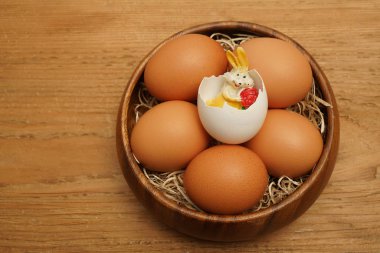 Paskalya tablo. Ahşap plaka ve Paskalya tavşanı saman ile ahşap rustik tabloda kabuk içine üstten görünüm Paskalya yumurta