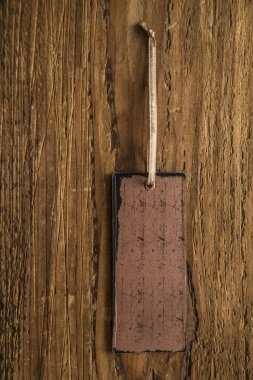 ahşap arka plan boş kağıt etiket.