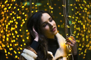 Şafak sokak gece city seyir güzel kız. Güzellik ve moda. şirin esmer kadın ceket zekâ beyaz kürk yaka giyiyor