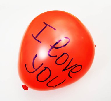 El yazısıyla yazılan sözcükler kırmızı kalp balon seviyorum. Beyaz arka plan üzerinde izole. 