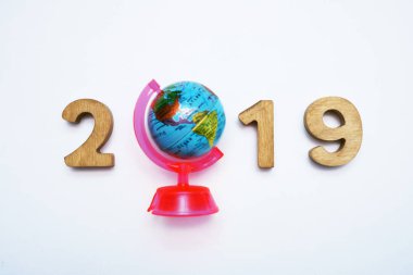 mutlu yeni yıl 2019 beyaz arka plan üzerinde izole yuvarlak dünya ile. Boş kopya alanı yazıt veya nesneler için.
