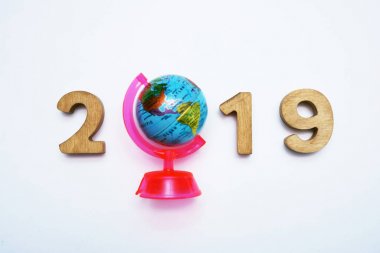 mutlu yeni yıl 2019 beyaz arka plan üzerinde izole yuvarlak dünya ile. Boş kopya alanı yazıt veya nesneler için.