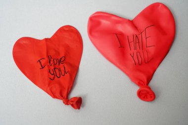 kaç kelime ile sönük balon: senden nefret ediyorum ve kağıt doku arka planda ben seni. iki lastik balonlar