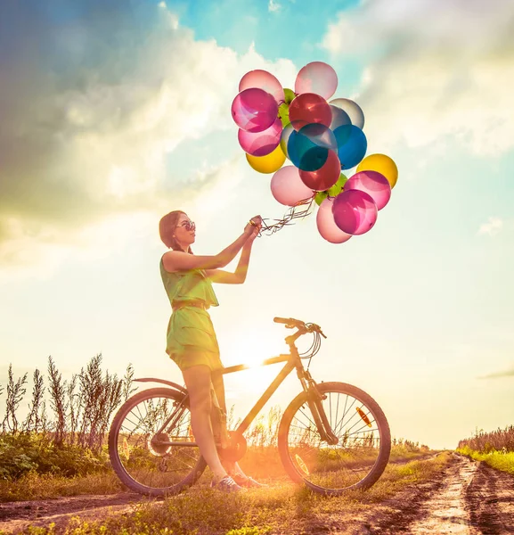 Chica Joven Vestido Sexy Montar Bicicleta Volar Globos Aire —  Fotos de Stock