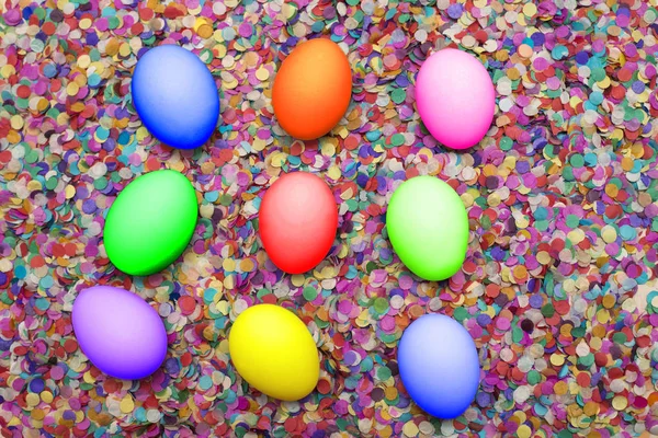 Яйца Цветной Бумаге Фоне Конфетти Праздником Пасхи — стоковое фото