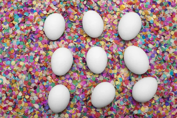 Huevos Blancos Sobre Papel Colorido Fondo Confetti Feliz Fiesta Pascua — Foto de Stock