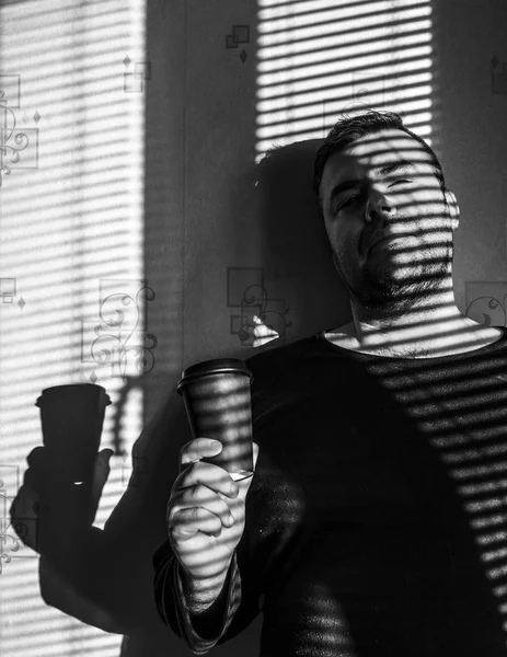 ジャロジー 影と人間の手でのコーヒーの紙コップ — ストック写真