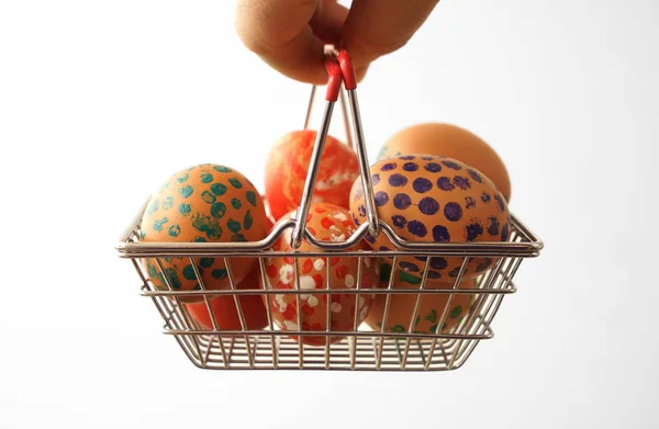 Mão Macho Segurando Ovos Carrinho Isolado Sobre Fundo Branco Feliz — Fotografia de Stock