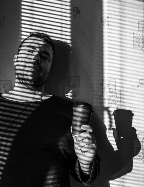 ジャロジー 影と人間の手でのコーヒーの紙コップ — ストック写真