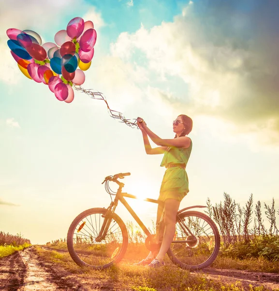 Chica Joven Vestido Sexy Montar Bicicleta Volar Globos Aire —  Fotos de Stock