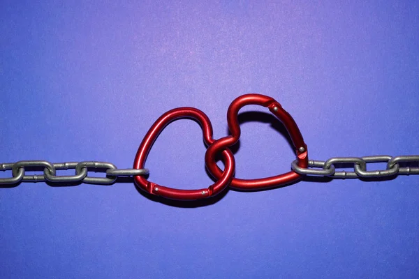 Kalp şeklinde iki kırmızı kanca ile metal Gümüş Zincir 