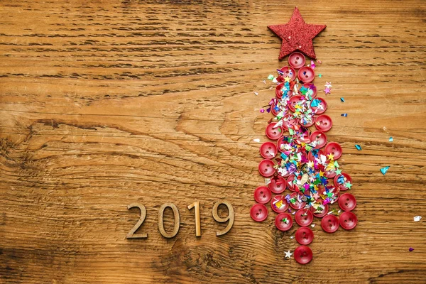 çeşitli dikiş düğmeleri topluluğu Noel ağacı düzenledi. 2019 mutlu yeni yıl kartı