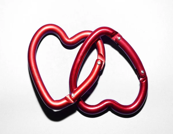 Металл Два Красных Крючка Виде Сердец Изолированных Белом — стоковое фото