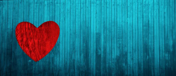 赤い木製ハートン板青背景 上からの眺め 幸せなバレンタインデーのアイデア — ストック写真