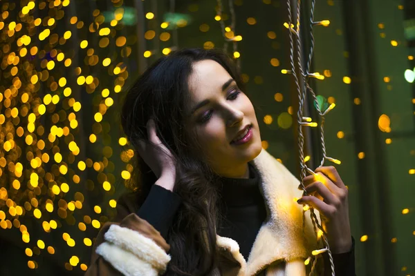 Şafak sokak gece city seyir güzel kız. Güzellik ve moda. şirin esmer kadın ceket zekâ beyaz kürk yaka giyiyor