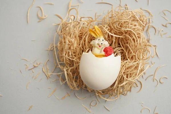 Velikonoční Skořápka Bílých Vajec Hračky Seno Kopie Prázdný Prostor Pro — Stock fotografie