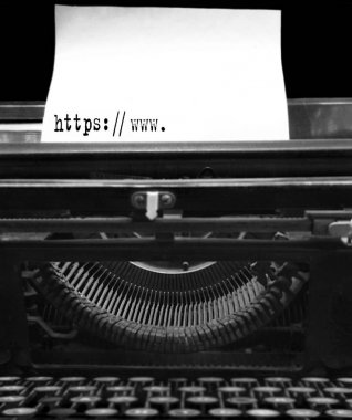 Makro url metin başlayan eski daktilo makinesi tarafından yazıldı. Eski Daktilo metin HTTPS, www. Siyah retro vintage daktilo boş beyaz boş kağıt levha ile yaşlı 