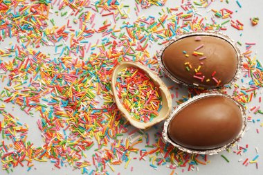 Çikolata Paskalya yumurtaları renk kağıt arka plan üzerinde. Çikolata Paskalya yumurtaları 