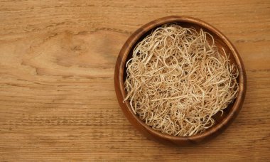 Paskalya tablo. Saman ile ahşap rustik tabloda ahşap plaka üzerinde Üstten Görünüm. 