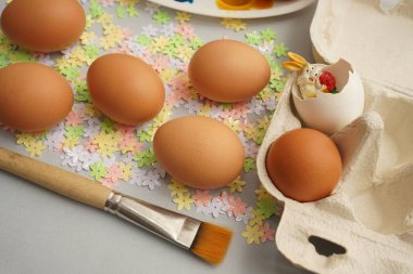 Paskalya yumurtaları bahar renkli çiçekler üzerinde. Mutlu Paskalya arka plan. Fırça ve boya. Ester tavşan, beyaz kabuğu'banny