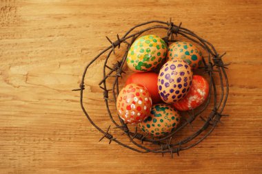 Mutlu Paskalya - Paskalya diriliş arka plan ile boyalı Paskalya yumurtaları ve dikenli bir taç. dikenli tel ahşap tablo
