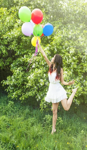 Porträt Eines Jungen Mädchens Das Bunte Luftballons Gegen Blühende Apfelbäume — Stockfoto