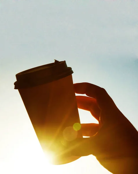 Чашка Кофе Против Голубого Неба Утром Солнечные Лучи Мужская Рука — стоковое фото