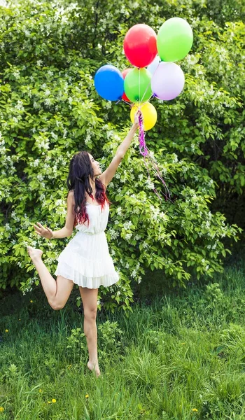 Ritratto Giovane Ragazza Che Tiene Palloncini Colorati Contro Meli Fiore — Foto Stock