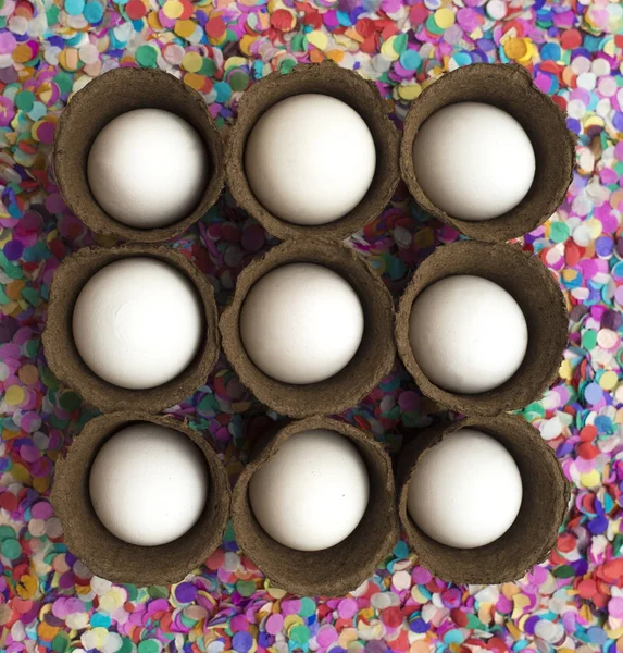 Biały Jaja Kolorowy Papier Konfetti Tła Szczęśliwy Wakacje Wielkanoc — Zdjęcie stockowe