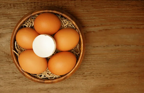 一个白色的壳和许多鸡蛋在木碗的木桌背景 质朴的风格 复活节假期概念 — 图库照片