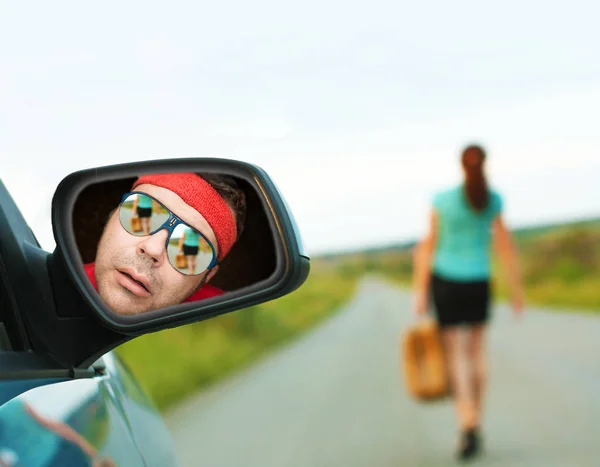 Hombre Encontrándose Con Mujer Sexual Espejo Retrovisor Reflejo Viaje Seguro — Foto de Stock