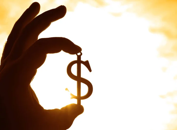 Handen Håller Silhuetten Dollartecknet Sunset Himmel Bakgrund — Stockfoto