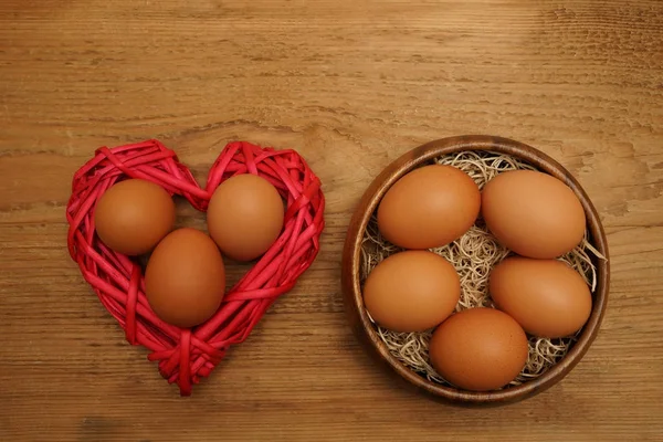 Ovos Páscoa Tigela Com Feno Forma Coração Vermelho Fundo Mesa — Fotografia de Stock