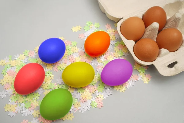 Красивые Пасхальные Яйца Красочные Весенние Цветы Фон Счастливый Предпраздничный Фон — стоковое фото