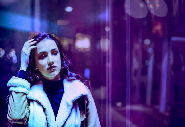 Noite Cidade Bela Mulher Posando Durante Noite Cidade Dramática Violeta — Fotografia de Stock