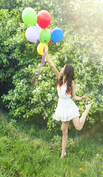 Porträt Eines Jungen Mädchens Das Bunte Luftballons Gegen Blühende Apfelbäume — Stockfoto