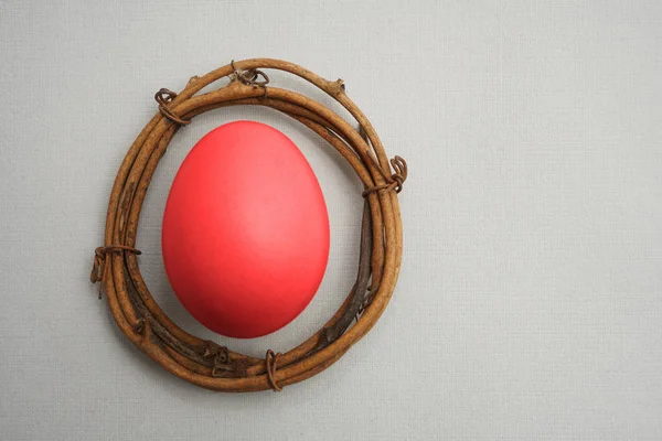 Одно Красное Яйцо Внутри Венка Сухие Ветви — стоковое фото