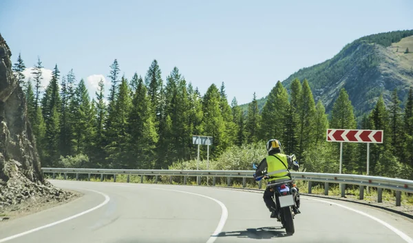 道路に沿って運転のモーターサイク リスト 山と空に対して国道路上のバイカー — ストック写真