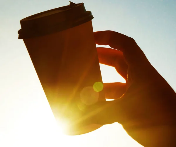 Una Taza Café Contra Cielo Azul Por Mañana Rayos Sol — Foto de Stock